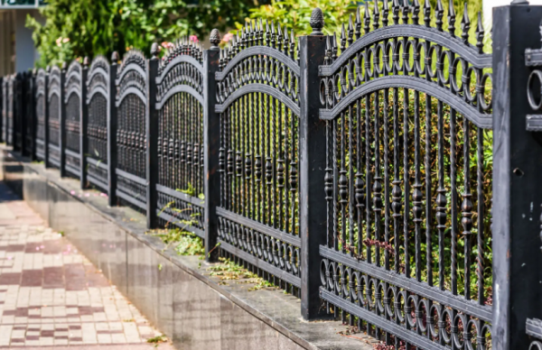 Pagar dengan ornamen logam yang rumit